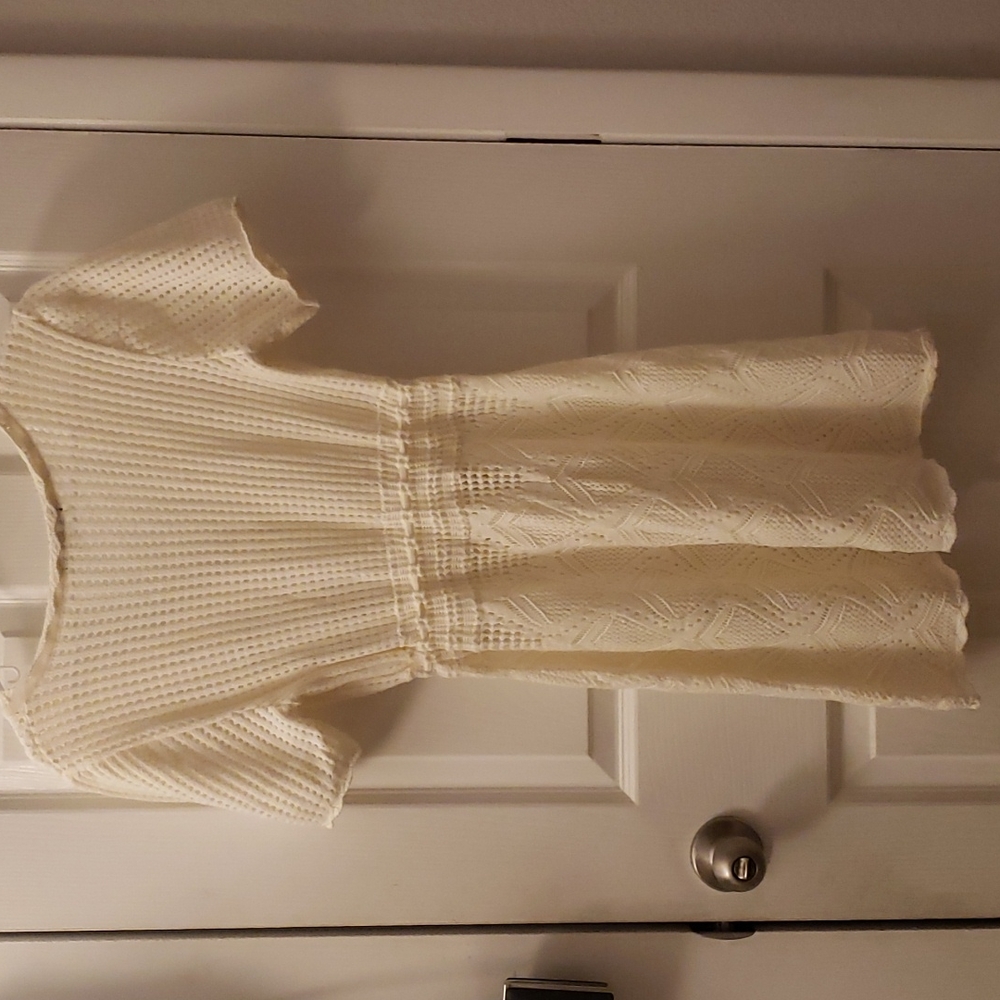 A cute white pool exit - Picture 2 of 2